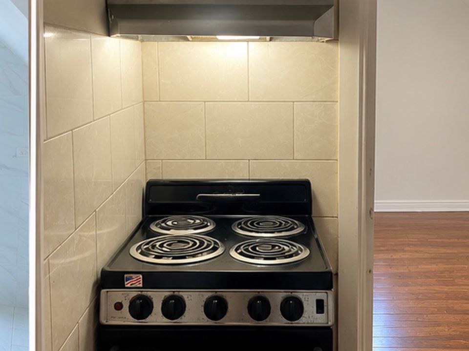 2nd image of 2582 Poplar St #2