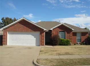 6703 W Lynn Creek Dr, Arlington, TX 76001