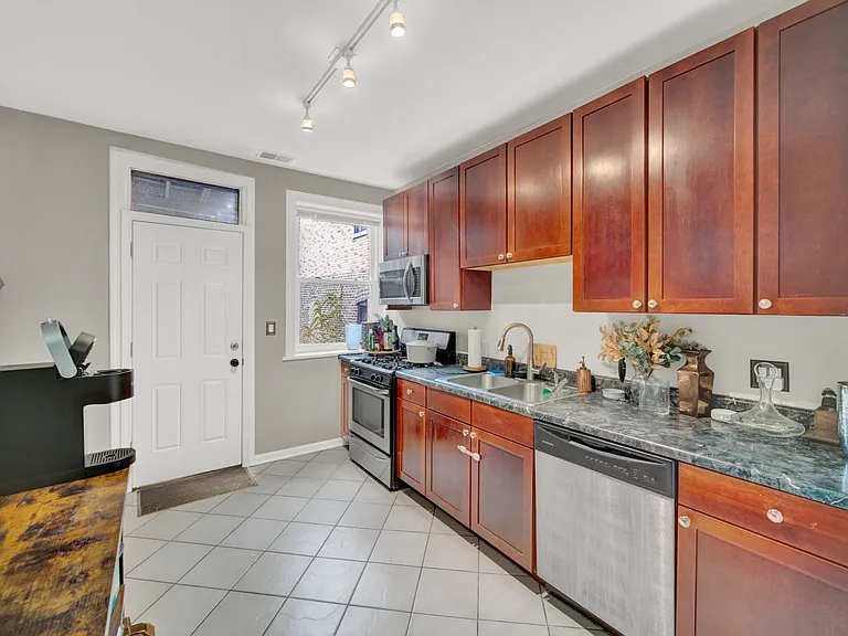 650 W Wellington Ave — Photo 29