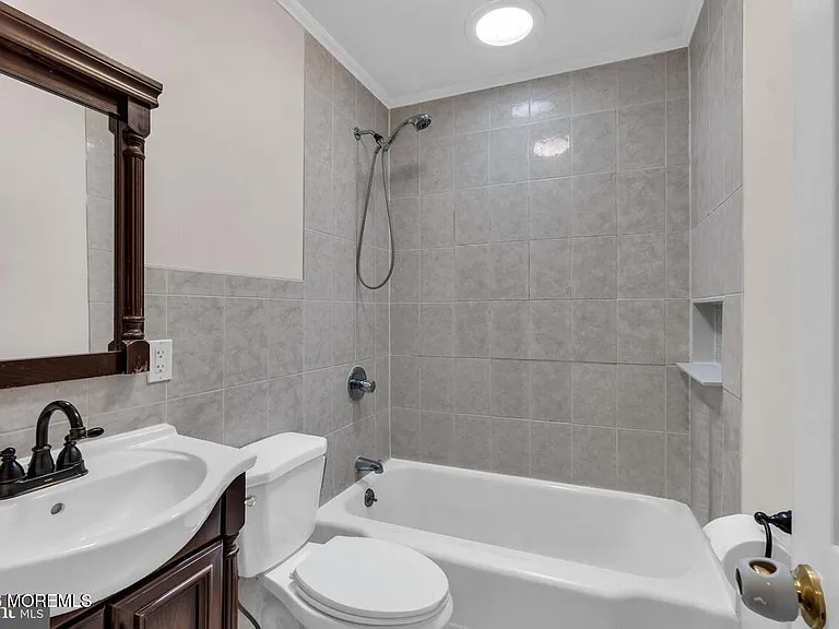 762 Lakehurst Ave — Photo 12