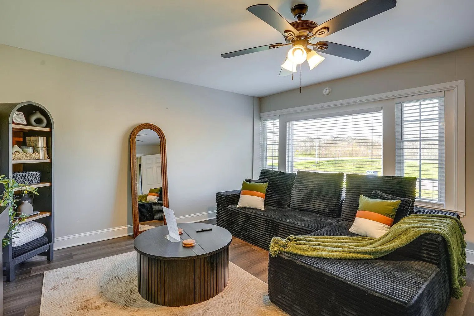 3 bed, 2.0 bath, 1194 sqft, $3,098 — Photo 1