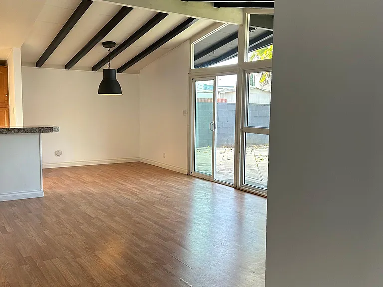 20637 Kittridge St — Photo 34