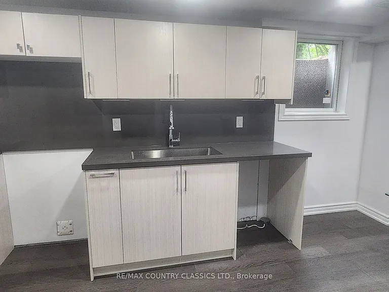 7 Beechwood Dr #LOWER — Photo 17