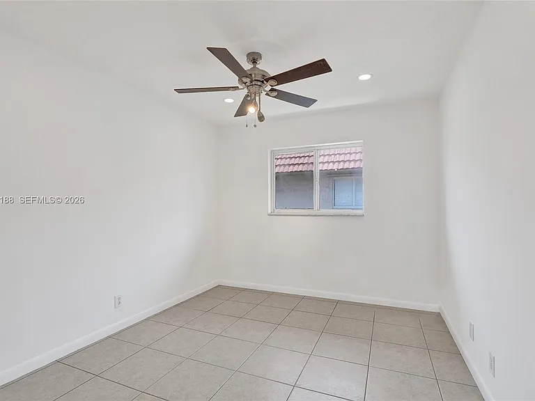 3050 NE 5th Ter #13 — Photo 17