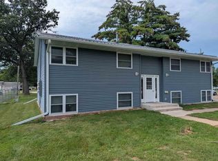 105 Ludland Dr, Manchester, IA 52057