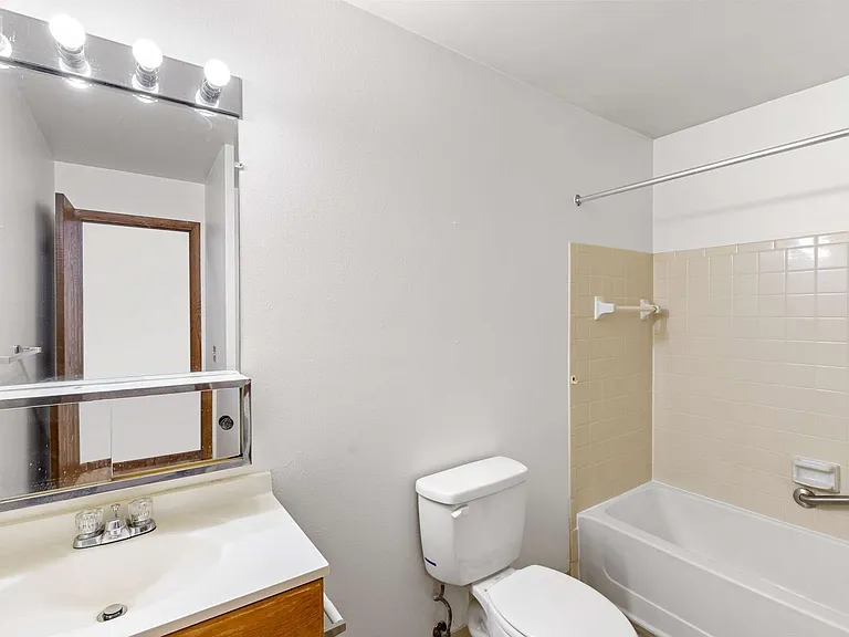 York Hills Apartments ( York Hills Apts LLC) — Photo 14