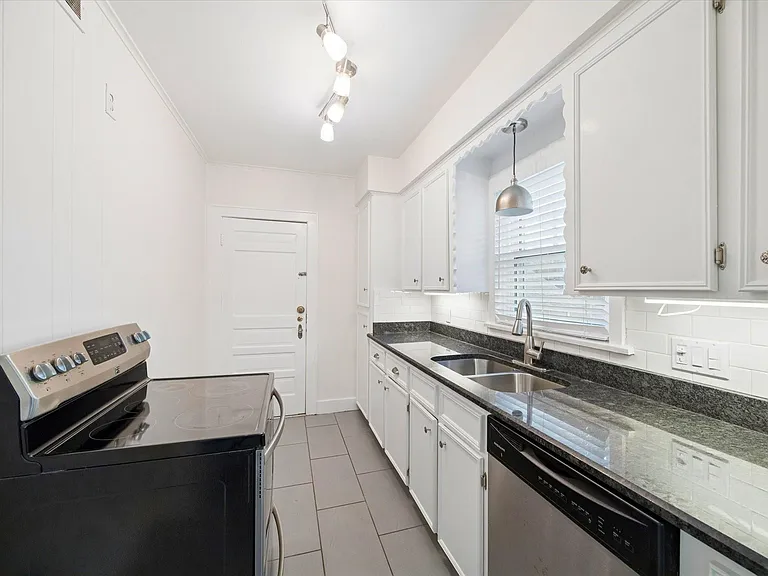 1937 W McKinney St #1939 — Photo 8