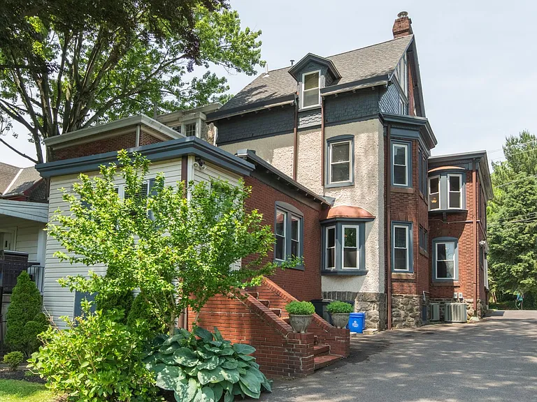 104 Rochelle Ave — Photo 34