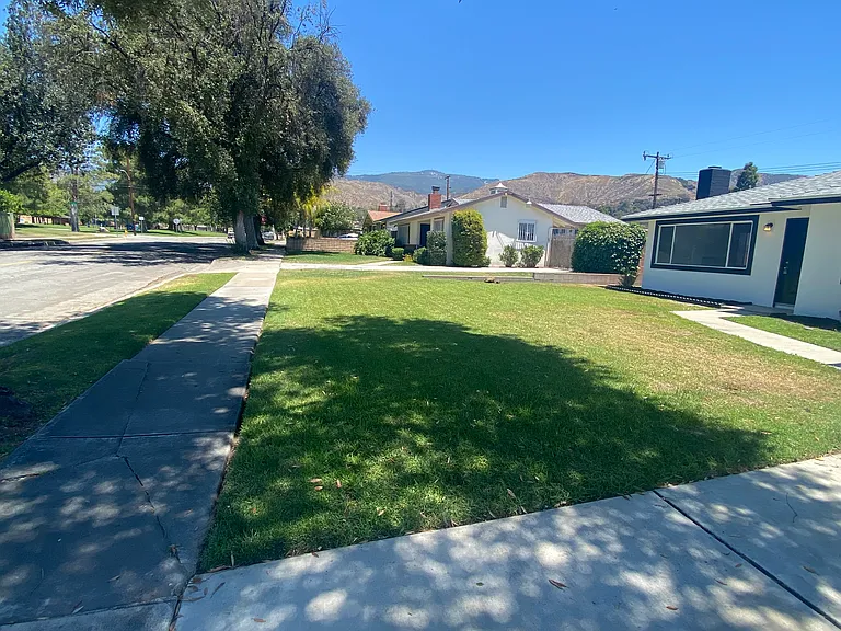Nice established neighborhood with sidewalks, mature trees, and close to grocery store and shopping. Wonderful neighbors on both sides.