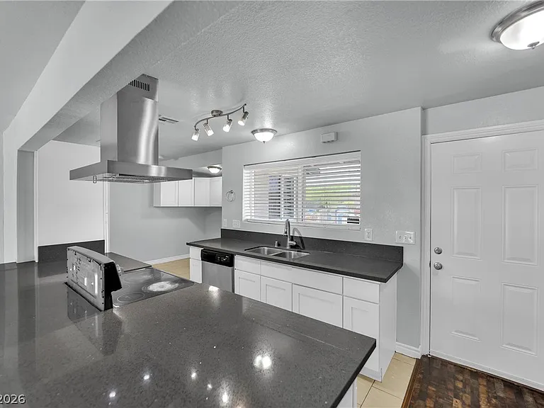 2221 Santa Clara Dr — Photo 12
