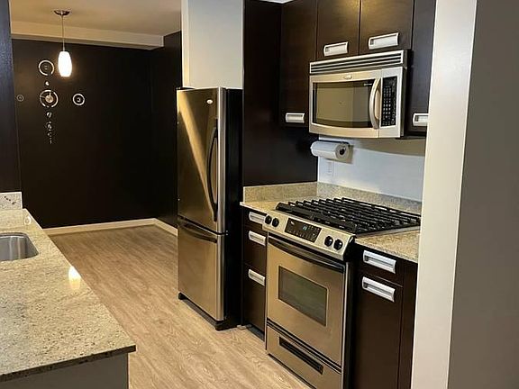 5th image of 300 Berry St Unit 615