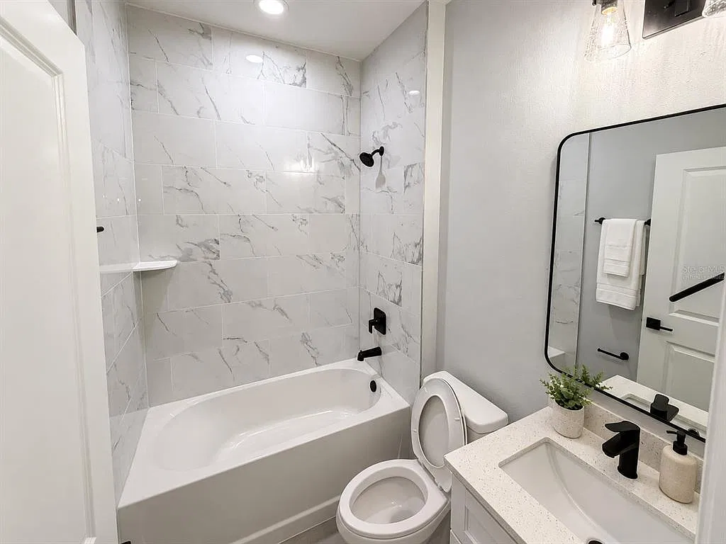 4 bed, 2.0 bath, 1636 sqft, $2,249 — Photo 4