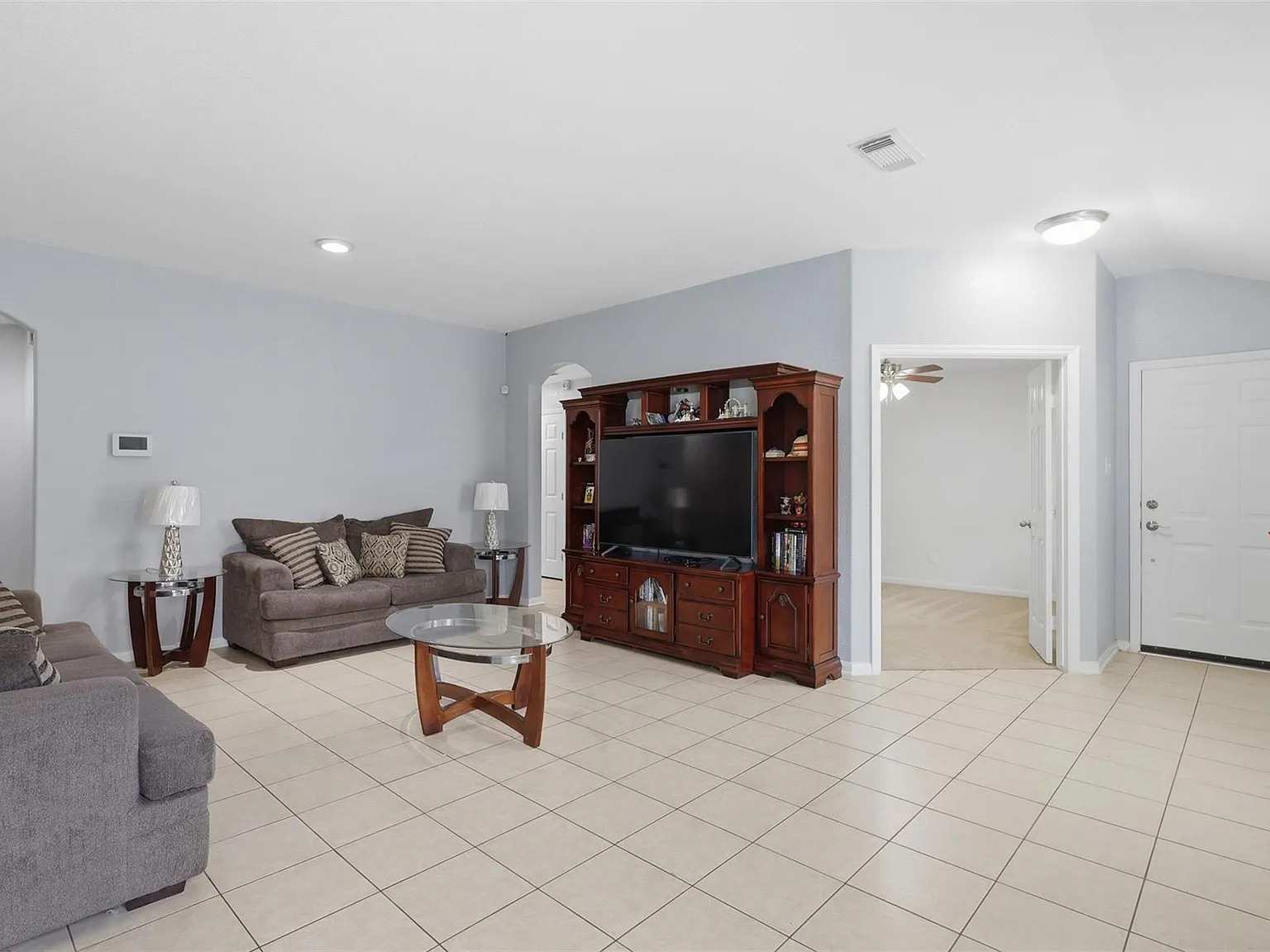 3 bed, 2.0 bath, 2270 sqft, $1,990 — Photo 3