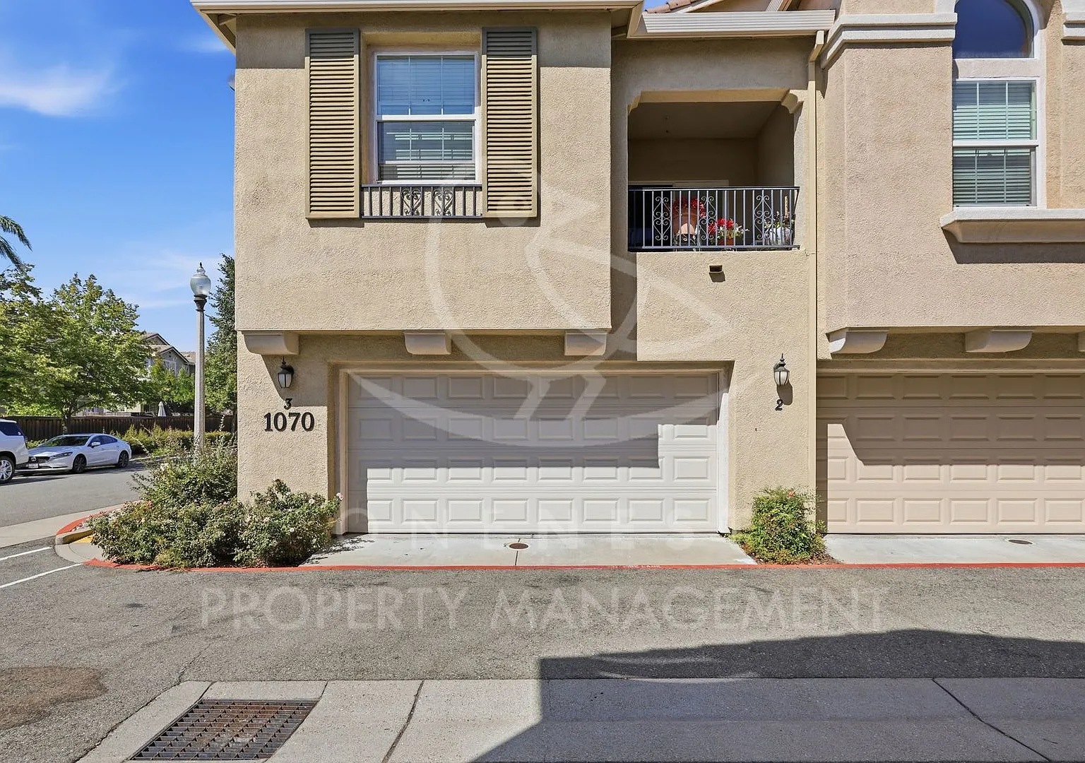 Welcome to 1070 Sierra View Circle #3 a charming 3-bedroom, 2.5-bathroom townhome in Lincoln Cros... — Photo 3