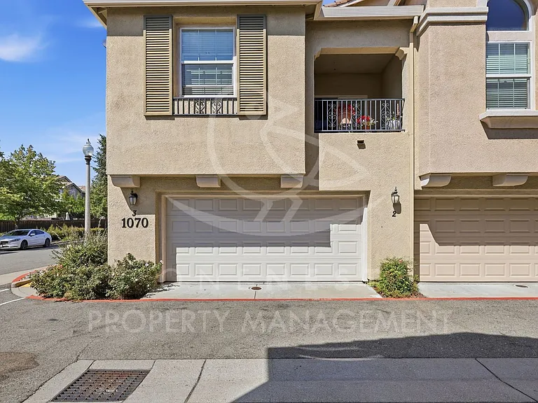 1070 Sierra View Cir #3 — Photo 3
