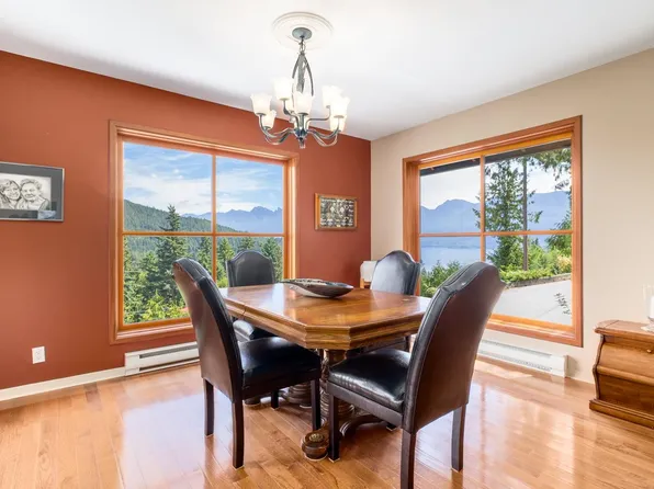 571 Roocroft Ln, Bowen Island, BC V0N 1G2