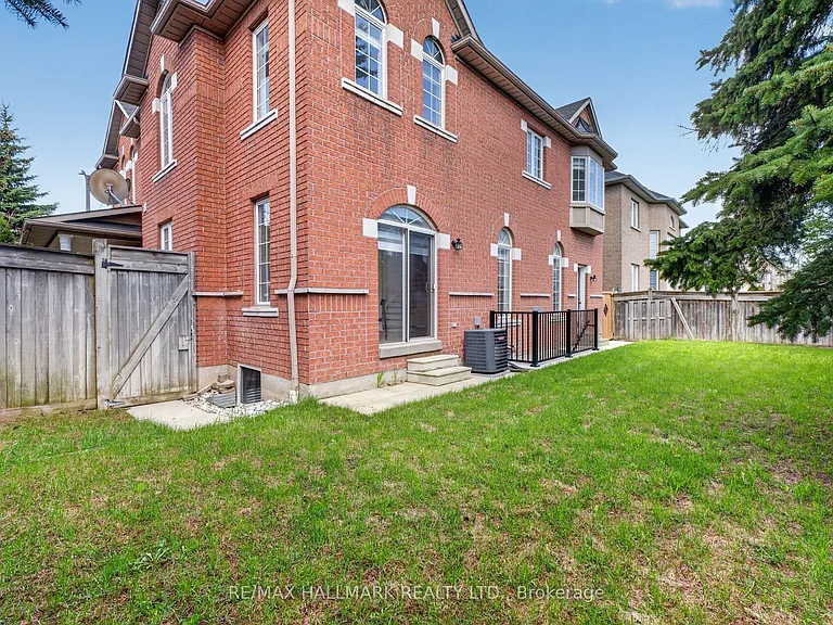 57 Saint Nicholas Cres — Photo 48
