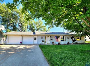 1211 7th St, Hull, IA 51239