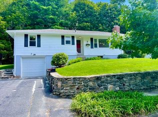 28 Hilltop Cir, Worcester, MA 01609