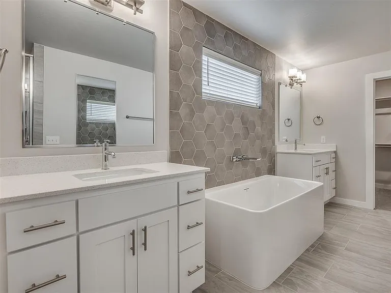 520 NW 176th Ter — Photo 30