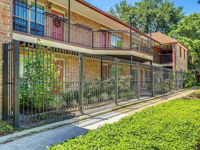 Hawthorne Apts. — Photo 1