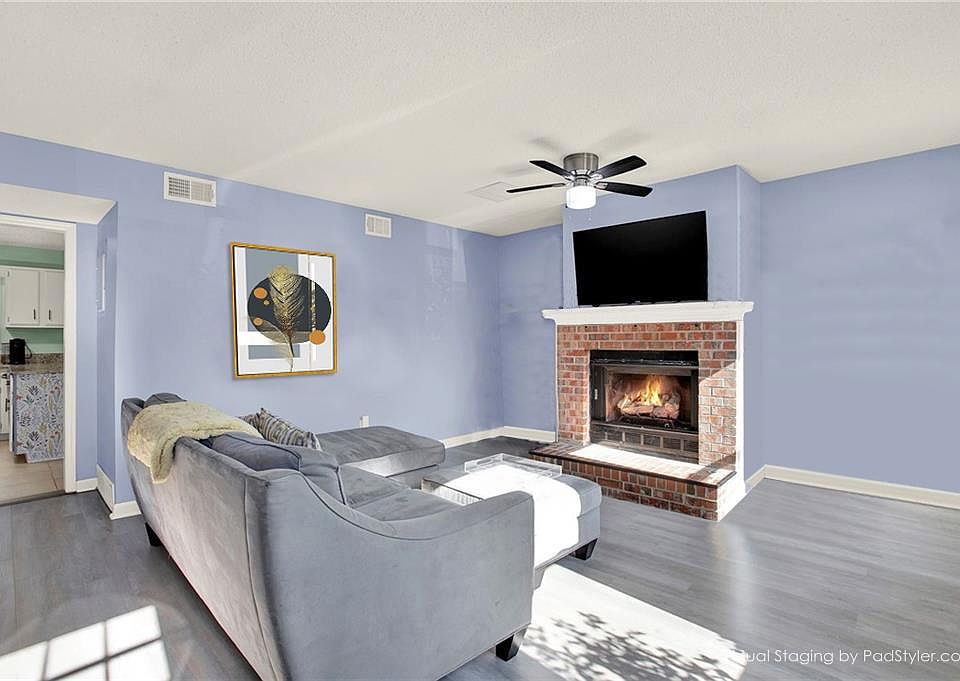 SPACIOUS FURNISHED LIVING ROOM