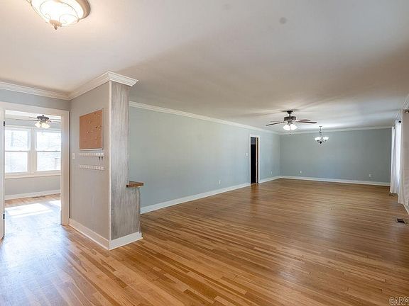 3rd image of 701 W Sugarloaf St