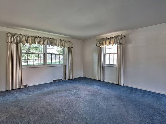 4th image of 914 Villa Dr
