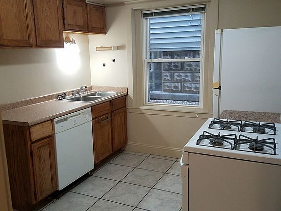 2nd image of 1531 W Nelson St Unit G