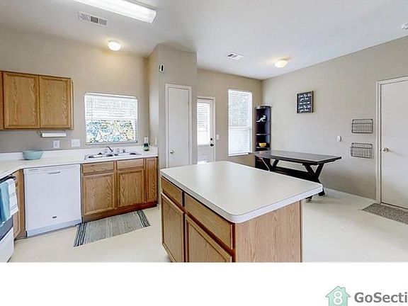 4th image of 914 Greene Way