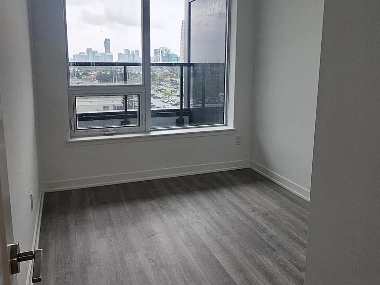 5105 Hurontario St #529 — Photo 10
