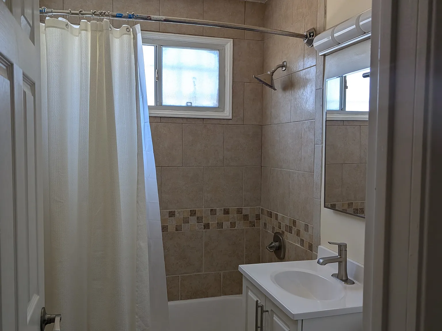 3 bed, 1036 sqft, $4,000 — Photo 4