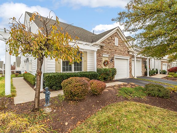 3rd image of 44478 Oakmont Manor Sq