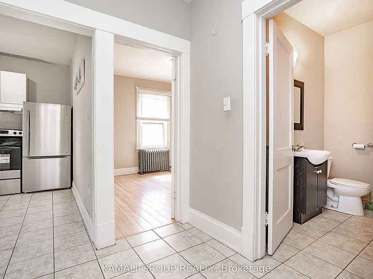 25 Spadina Ave #UPPER — Photo 16