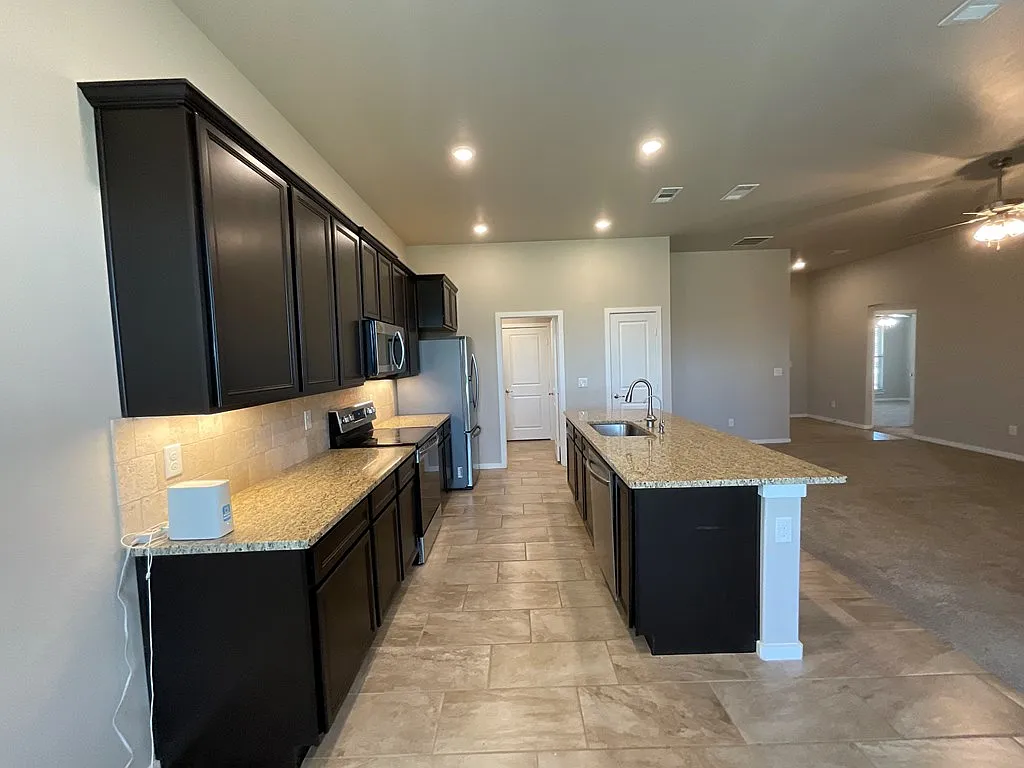 3 bed, 2.0 bath, 1674 sqft, $2,450 — Photo 3