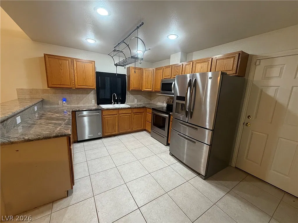 4 bed, 2.0 bath, 1787 sqft, $2,200 — Photo 3
