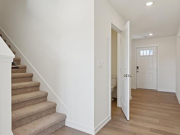 3rd image of 904 Calico Ln