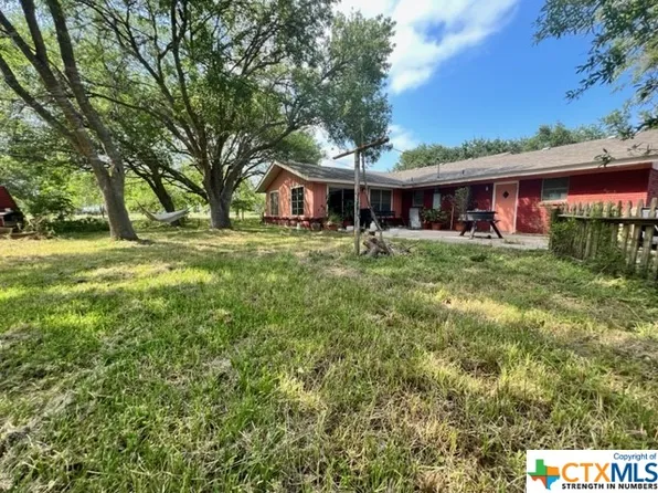 1904 E Maxwell Ditch Rd, Port Lavaca, TX 77979