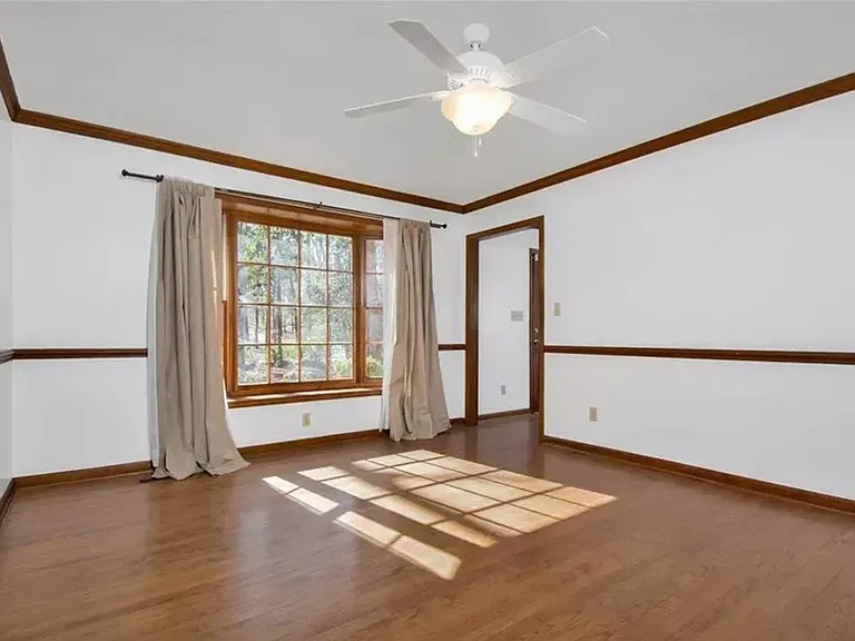 225 Woodglen Dr — Photo 4