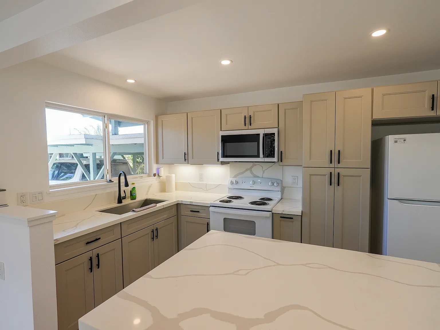3 bed, 990 sqft, $4,250 — Photo 2