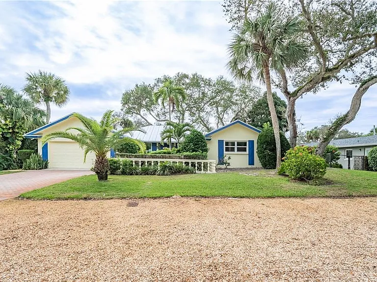 626 Honeysuckle Ln — Photo 1