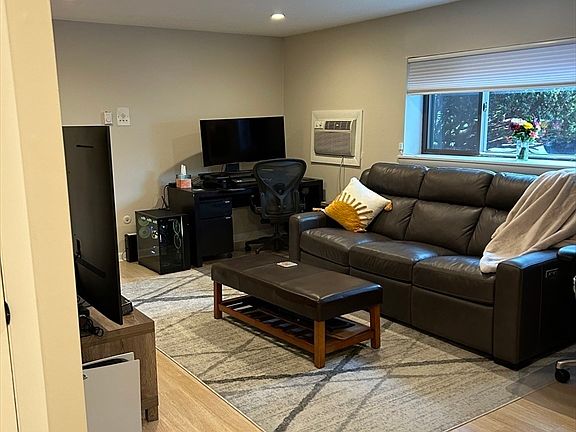 5th image of 83 Nicholas Rd APT D