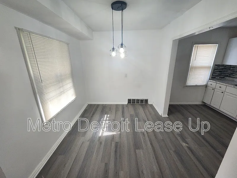 3 bed, 1.0 bath, $1,350 — Photo 3