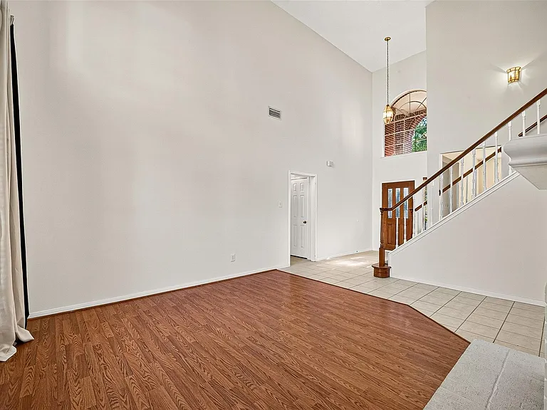 2411 Charter Oaks Ct — Photo 5