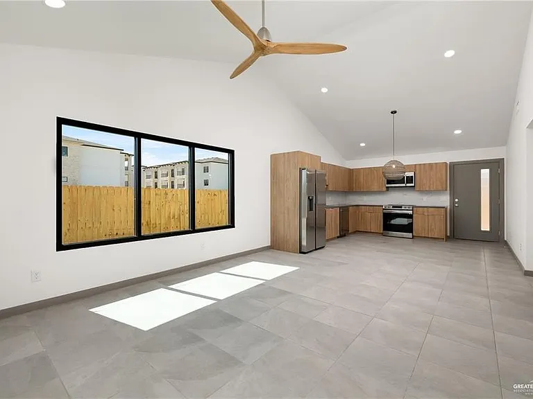 1316 E Hibiscus Ave — Photo 13