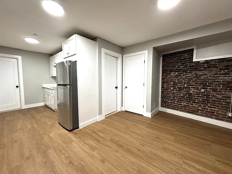 189 E Merrimack St #13 — Photo 5
