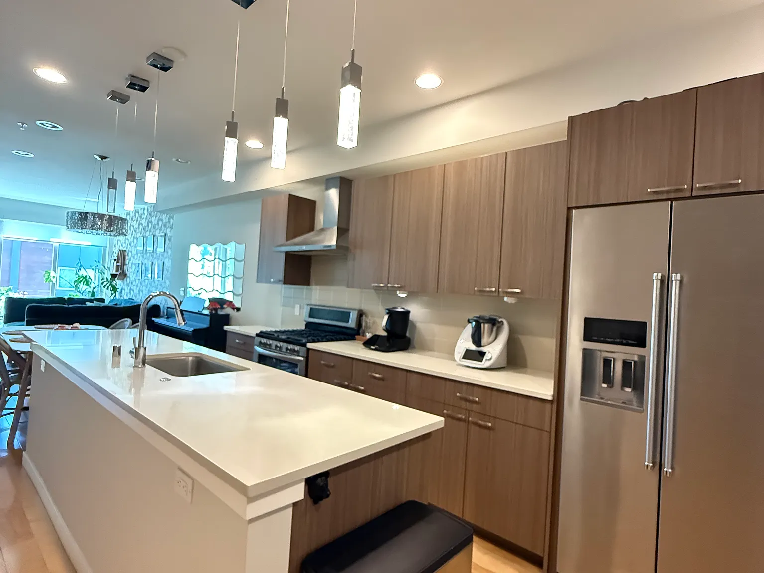 3 bed, 2.5 bath, 1832 sqft, $3,900 — Photo 3
