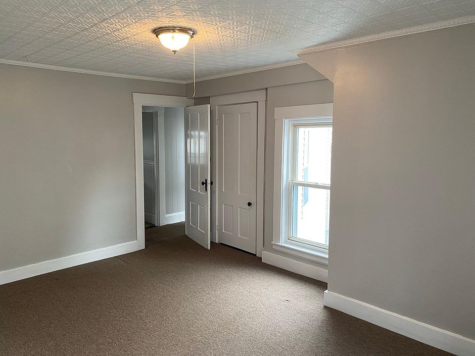 Bedroom (2 closets)