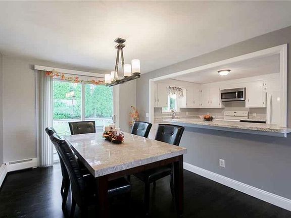 5th image of 33 Carolyn Dr