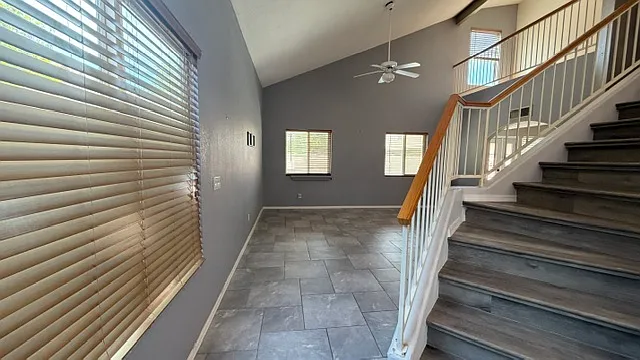 3 bed 2.5 bath. Pool & landscape serv included — Photo 2